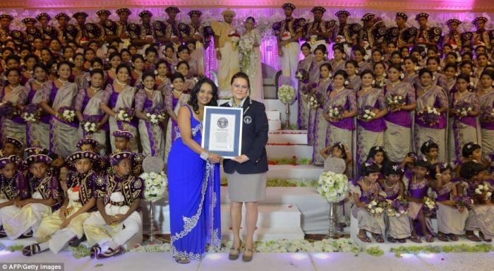 150 гэрчтэй Гиннесийн рекорд эвдсэн хурим Шри-Ланкад боллоо